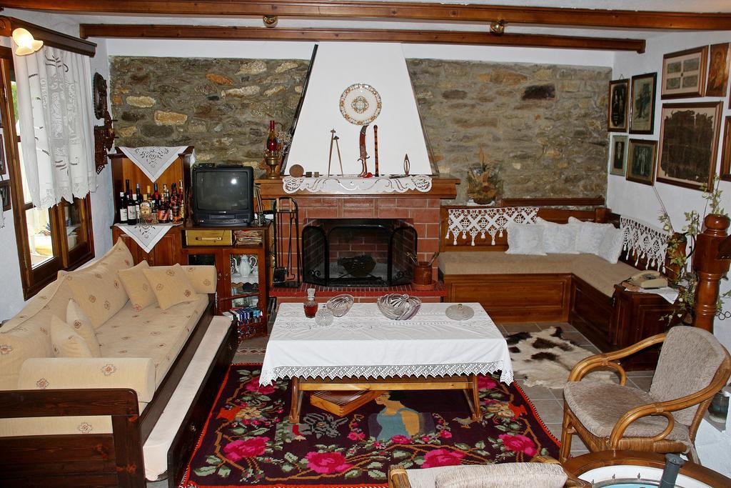 Katoikia Me Ta Pitharia Villa Принос Екстериор снимка